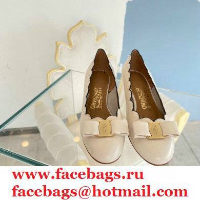 Ferragamo Heel 3cm Vara Bow Court Shoe Scalloped White - Click Image to Close