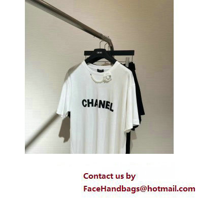 chanel white T-SHIRT with a camellia necklace 2023
