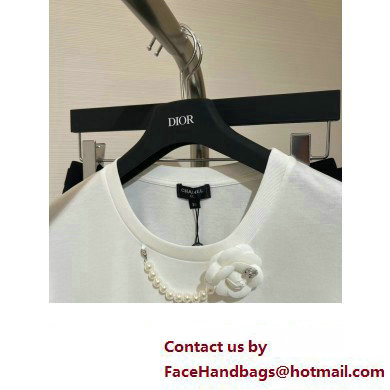 chanel white T-SHIRT with a camellia necklace 2023